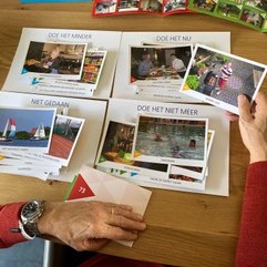 Fotokaarten op tafel voor het plannen van activiteiten