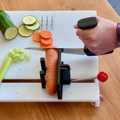 Aangepaste snijplank met groenten en een mes met verdikt handvat